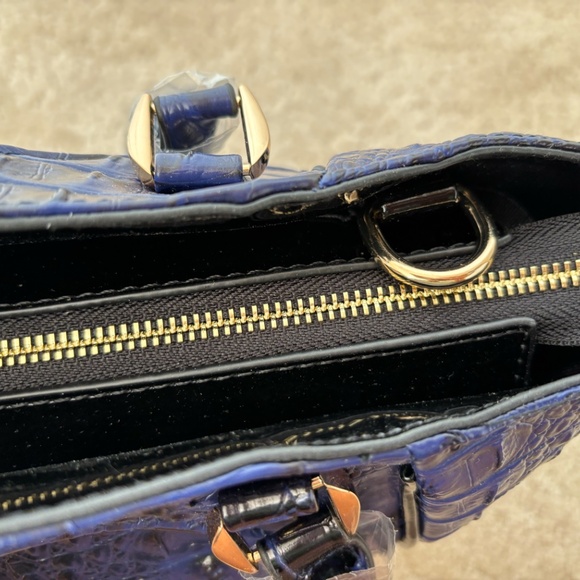 Stauer Crocodile-Embossed Blue Handbag with Wallet - Picture 7 of 13